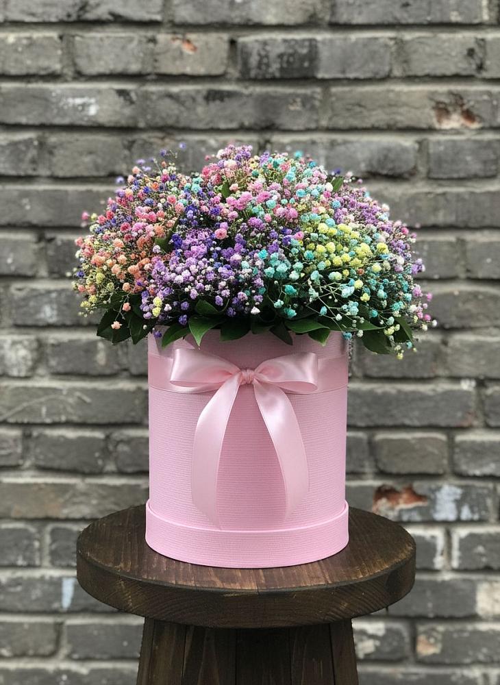 Цветочная композиция из Гипсофила и Розы в шляпной коробке в Маме