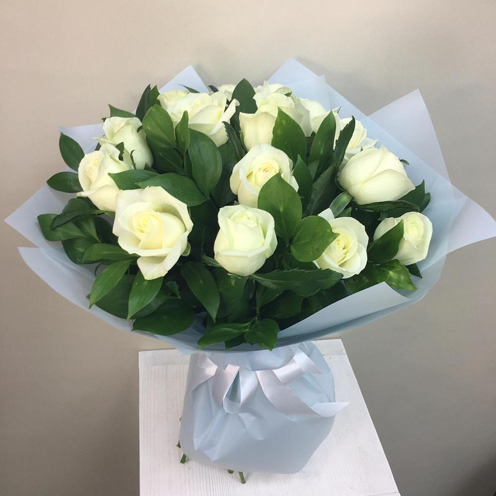 Букет 15 Белых роз Проуд в Маме