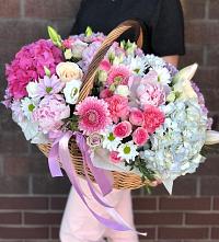 Композиция солнечный день в Маме Цветочная композиция из Розы, Хризантемы, Пионы и Лизиантусы в корзине в Маме