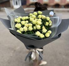 Букет Белые кустовые розы Солинеро в Маме