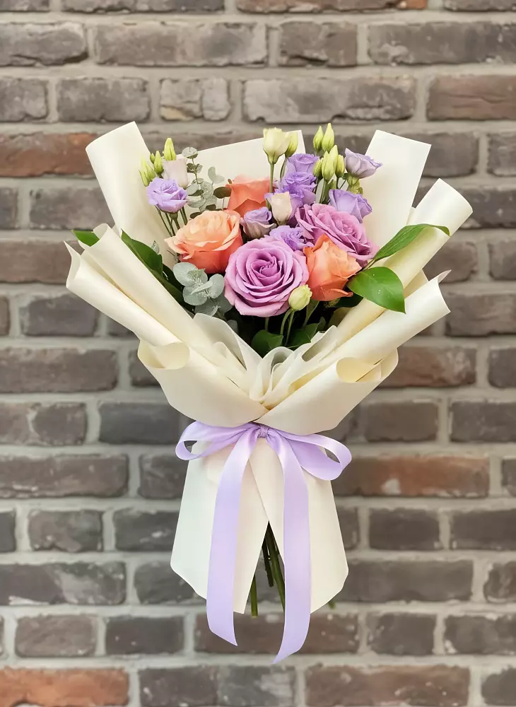 Букет цветов из: Лизиантусы и Розы в Маме