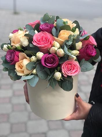 Цветочная композиция из Розы в шляпной коробке в Маме