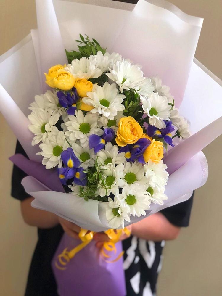 Букет цветов из: Ирисы, Хризантемы и Розы в Маме