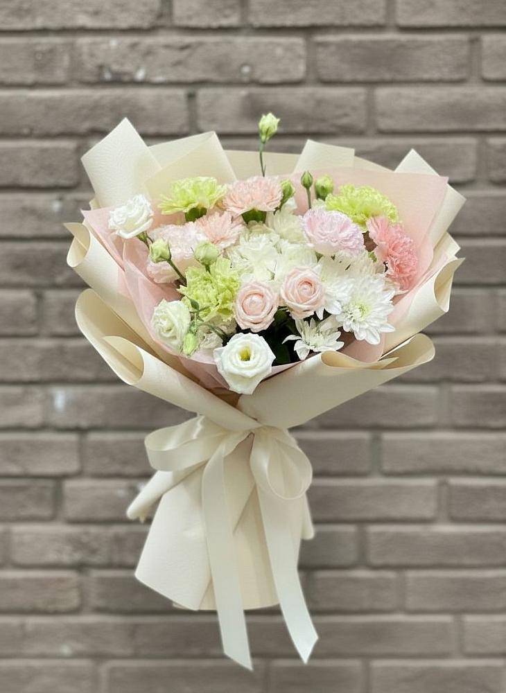 Букет цветов из: Гвоздики, Розы, Лизиантусы и Хризантемы в Маме
