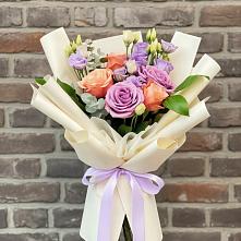 Букет цветов из:  Лизиантусы и Розы в Маме