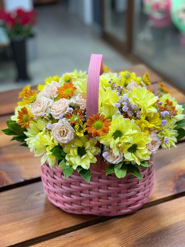 Цветочная композиция из Хризантемы и Розы в корзине в Маме