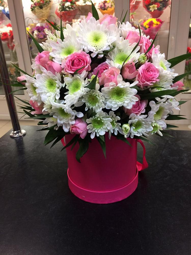 Цветочная композиция из Розы и Хризантемы в шляпной коробке в Маме