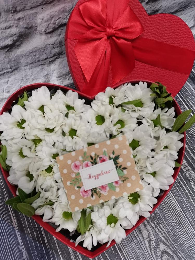 Цветочная композиция из Хризантемы в виде сердца в Маме