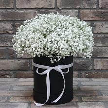 Цветочная композиция из Гипсофила в шляпной коробке в Маме
