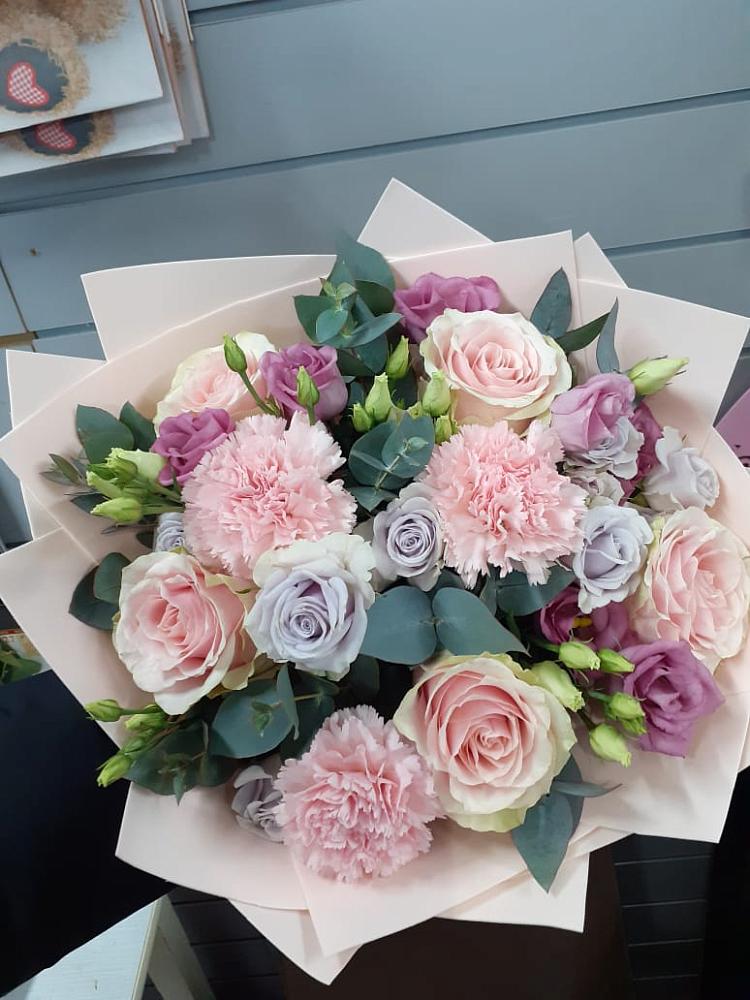 Букет цветов из: Розы, Гвоздики и Лизиантусы в Маме